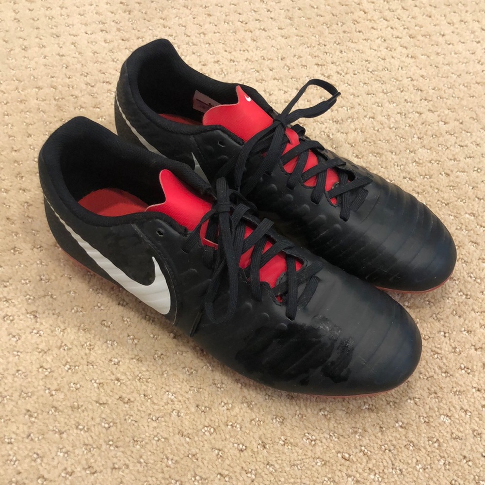 Nike Tiempo size 8-1/2 men / teen soccer or lacrosse cleats; Black / Red